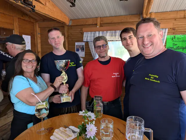 Karin Winter und die FF überreichten die Pokale an die größten Wandergruppen. | Foto: Freiwillige Feuerwehr Maria Anzbach