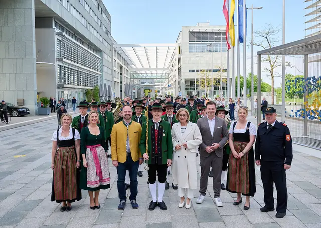 Landeshauptfrau Johanna Mikl-Leitner mit Vertreterinnen und Vertretern aus Asperhofen sowie des Musikvereins Neulengbach Asperhofen. | Foto: NLK Pfeiffer
