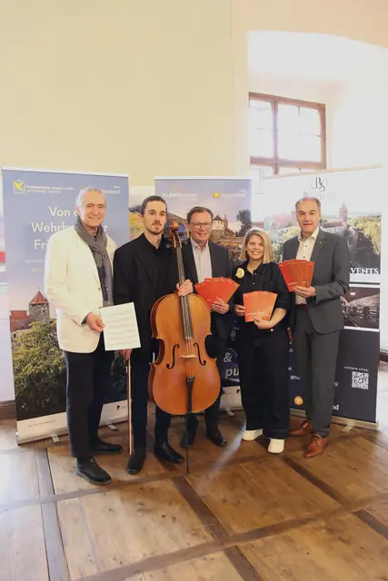 Gerhard Krammer (Intendant KLANGfestival Schlaining), Damjan Stuller (Violoncello), Norbert Darabos (Standortleiter Burg Schlaining), Claudia Priber (KBB Geschäftsführerin), Landesrat Leonhard Schneemann stellten das Programm vor. | Foto: Landesmedienservice