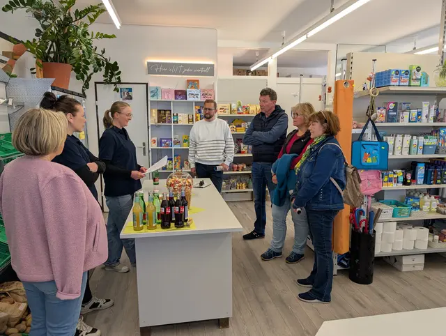 Beim Besuch im Paulusladen in Reutte wurde deutlich, dass die Institution auf Unterstützung von Ehrenamtlichen angewiesen ist. | Foto: REA FWZ