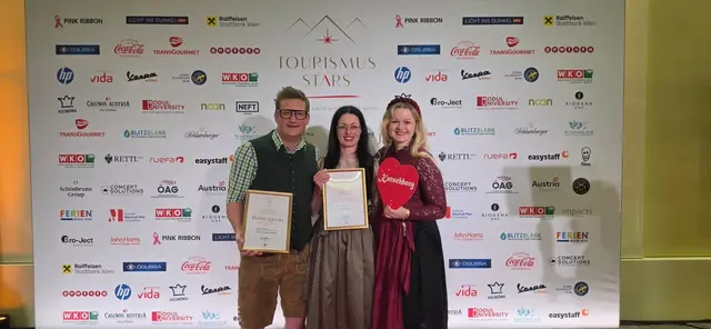 Patrick Lengdorfer, Martina Pirkebner und Maria Pirkebner nahmen die Auszeichnung in Wien entgegen. | Foto: Tourismusregion Katschberg/Rennweg Marketing GmbH 