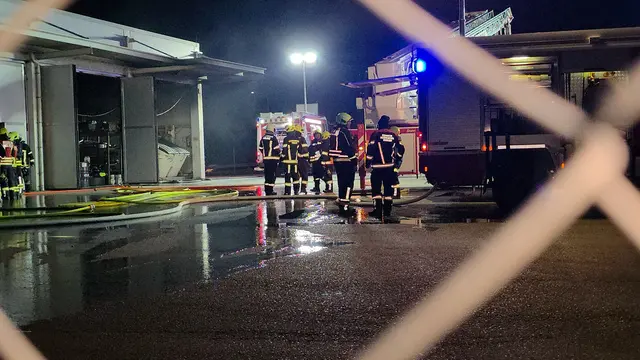 Brand in Firmenhalle bei Sarling - Einsatz für mehrere Feuerwehren