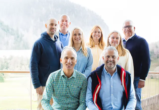 Das Team rund um die Initiatoren Gerald Aigmüller (l., vorne) und Matthias Hinterberger (r., vorne) freut sich über die gemeinsam entwickelte Lösung für Tourismusbetriebe.
 | Foto: erledigt.at