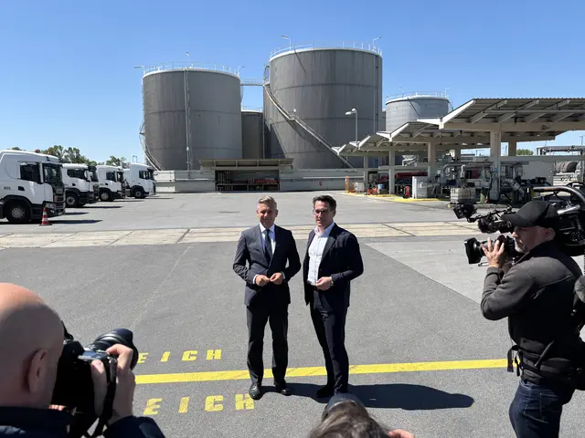 Laut Wirtschaftsminister Wolfgang Hattmannsdorfer (l.) ist die Versorgung in Österreich mit Erdöl und Co. sichergestellt. Er schaute sich am Freitag die Lage der Tanker mit ELG-Geschäftsführer Niklas an. | Foto: Antonio Šećerović/MeinBezirk