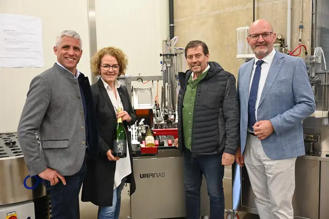 Direktor Dieter Faltl, Bildungs-Landesrätin Christiane Teschl-Hofmeister, Kellermeister Rudolf Völker und Landesgüterdirektor Erhard Kührer vor der neuen Abfüllanlage für die Flaschengärung. | Foto: Jürgen Mück