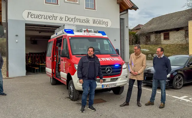 Der Löschzug Wölting hat ein neues Kleinlöschfahrzeug (KLF) bekommen. Am Abend des 13. April 2026 wurde es im Rahmen einer feierlichen Übergabezeremonie in Empfang genommen. Im Bild, v. li.: Tamswegs Ortsfeuerwehrkommandant Patrick Bacher, Tamswegs Bürgermeister Wolfgang Pfeifenberger, Löschzugskommandant Hannes Wieland. | Foto: OVI Thomas Keidel