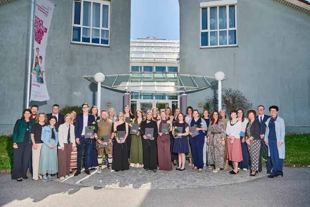 Die AbsolventInnen und ihre GratulantInnen feiern den erfolgreichen Abschluss an der GuKPS Rohrbach. | Foto: oög