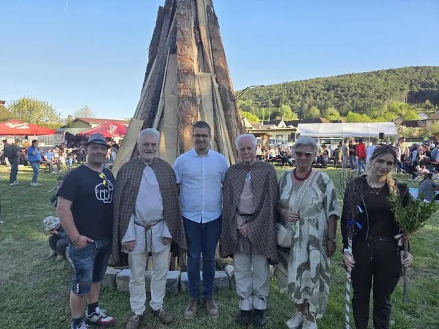(v.l.n.r.): Jugendgemeinderat Wolfgang Gaupmann, Druide Karl Becka, Bürgermeister Florian Pfaffelmaier, Druide Karl Palotay, geschäftsführende Bildungsgemeinderätin Ingrid Haiden und Helferin bei den Bastelstationen der Kinder Romana Lackner. | Foto: Marktgemeinde Wöllersdorf-Steinabrückl