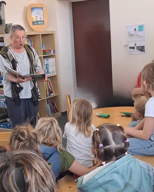 Gespannt lauschten die Kinder der Geschichte vom Alligator, welche Christine lebendig und mit viel Humor vortrug. | Foto: Stadtbibliothek Reutte