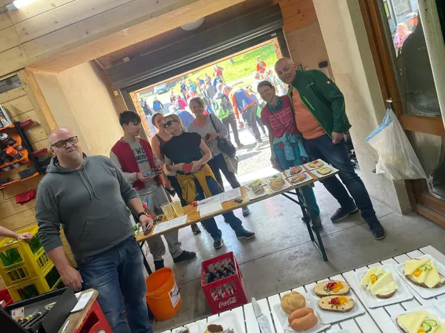 Beim Feuerwehrhaus von Maria Anzbach warteten Speis und Trank nach der Wanderung. | Foto: Freiwillige Feuerwehr Maria Anzbach