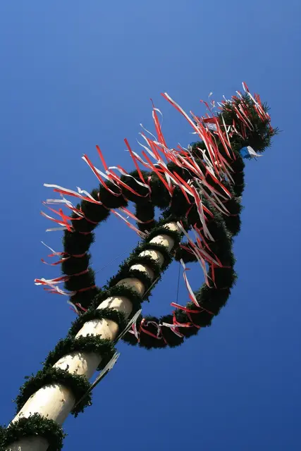 Ob Maibaum-Stehlen, Aufstellen, Maibaum-Kraxeln oder Liebesmaien: MeinBezirk fasst Traditionen rund um den Maibaum im Burgenland zusammen.  | Foto: pixabay / Siegella