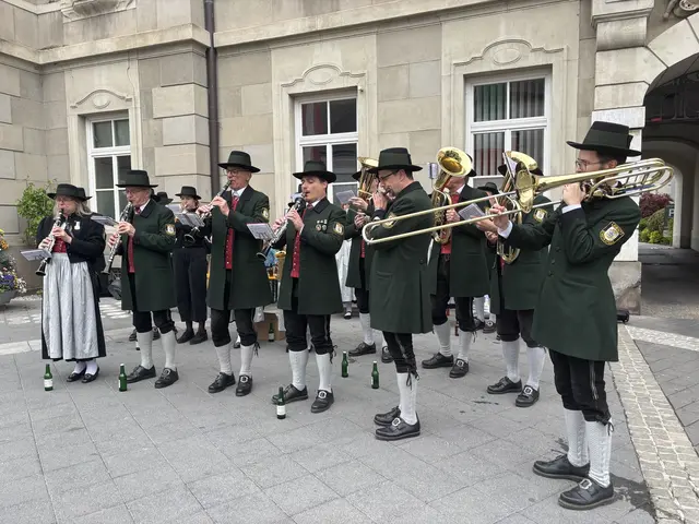 Die Stadtkapelle Leibnitz spielte beim Maibaumaufstellen vor dem Rathaus in Leibnitz auf. | Foto: MeinBezirk/Waltraud Fischer