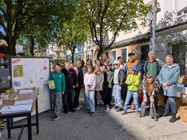 Schülerinnen und Schüler der Pestalozzischule informierten gemeinsam mit Lehrerin Susanna Staudinger, Richard Schachinger, David Hager und Helene Eder über Streuobstwiesen. | Foto: Schachinger