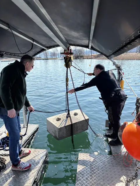 Der Bojenstein kurz vor dem Versenken im Wörthersee | Foto: MeinBezirk.at/Doris Kremser