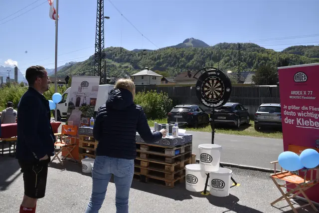 Unter anderem konnten sich Gäste beim Dartspiel versuchen. | Foto: Theresa Vogl