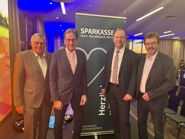Helmut Scheidl und Manfred Hofbauer mit Vizebürgermeister Nagl und Bürgermeister Lentschig. | Foto: Markus Kahrer