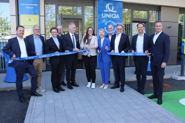 Mit dem Durchscneiden des Bandes ist die Eröffnung der neuen Filiale in Villach im Karawankenweg nun offiziell. | Foto: MeinBezirk/Chiara Kresse