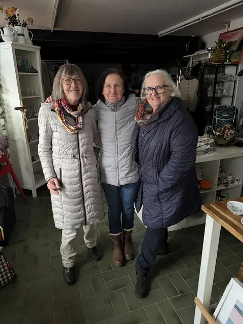 Elfi, Loisi und Christine: Dank ihnen sieht der Ora-Flohmarkt in Gallspach wieder top aus.  | Foto: ORA International