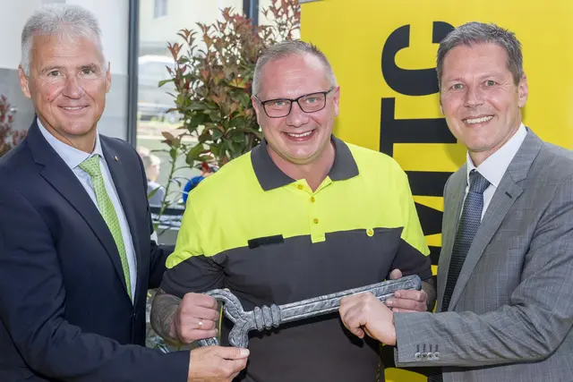 Schlüsselübergabe im neuen ÖAMTC-Stützpunkt Leoben von Präsident Manfred Walch (li.) und Landesdirektor Hans Pete Auer (re.) an Stützpunktleiter  Stefan della Pietra. | Foto: Klaus Pressberger