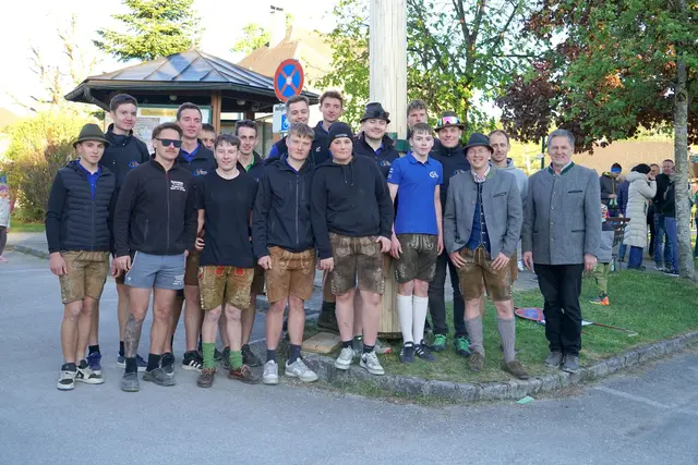 Ein HOCH DEM ERSTEN MAI - der Maibaum in Gschwandt steht!