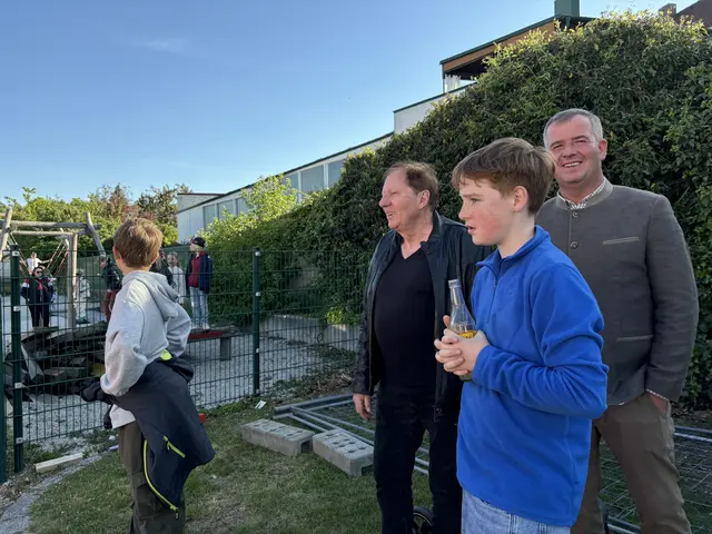 Bürgermeister Matthias Weghofer und Vizebürgermeister Christoph Ramhofer wohnten dem Maibaumaufstellen natürlich bei.  | Foto: MeinBezirk/Barbara Babonitsch-Diewald