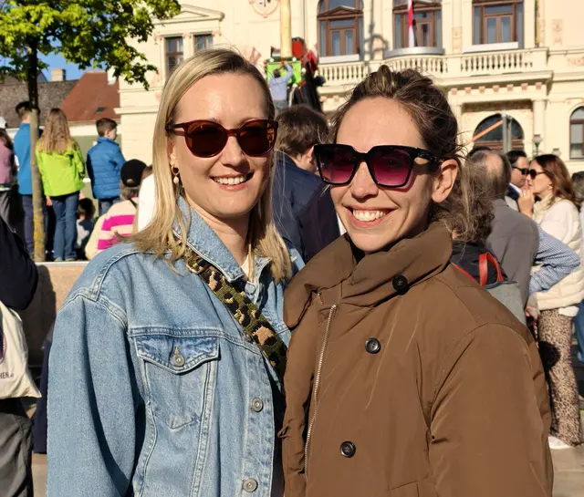 Sonniges Frühlingsfest mit Maibaum, Musik und Schmankerl