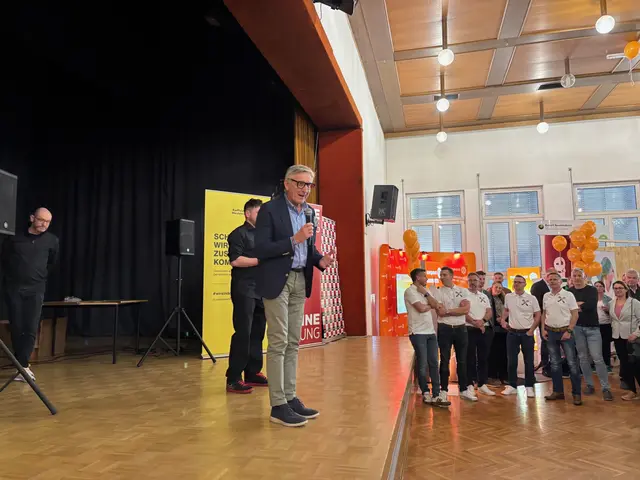 WKO-Präsident Josef Herk bedankte sich bei allen Unternehmen und bekam selbst eine Urkunde. | Foto: MeinBezirk/Harald Almer