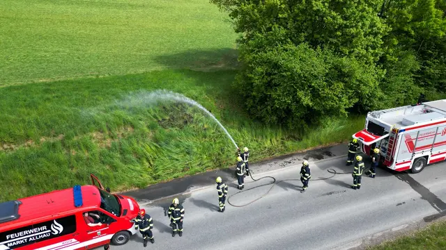 Böschung brannte — beherzte Feuerwehrmitglieder griffen rettend ein
