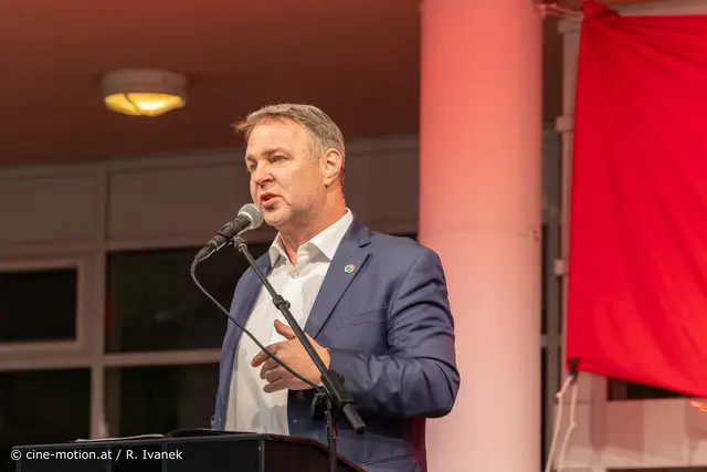 Vizekanzler Andreas Babler als Sprecher in Schwechat. | Foto: cine-motion.at / R. Ivanek