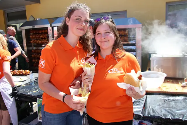 Speisen servierten den Gästen Hannah und Laura.