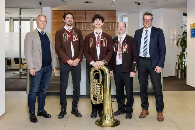 Eine neue F-Tuba für die Musikkapelle Oetz: Sparkassen-Vorstand Mario Kometer (l.) und Reinhard Oppeneiger, Geschäftsstellenleiter in Oetz, bei der Übergabe an die Vertreter der Musikkapelle Oetz. | Foto: Sparkasse Imst/Nösig