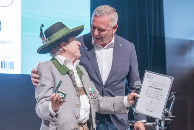 Vom Land ausgezeichnet: Alex Rehak mit Landeshauptmann Mario Kunasek.