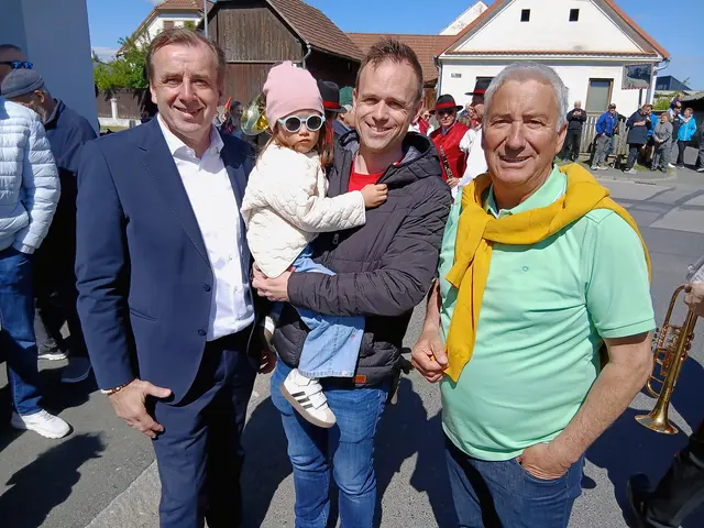 Maibaumaufstellen - 23 Meter gelebte Tradition und Gemeinschaft am 1. Mai