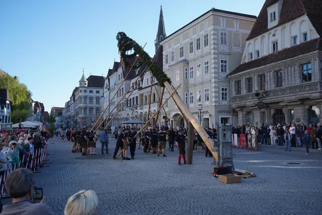Steyrer Florianis stellten Maibaum auf dem Stadtplatz auf