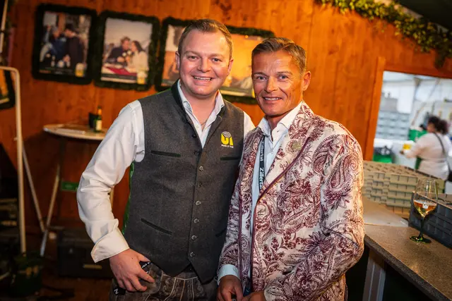 U1-Musikchef Lukas Brunner (links) mit dem Obmann des TVB Zell-Gerlos, Zillertal Arena, Ferdinand Lechner. | Foto: Allaweil