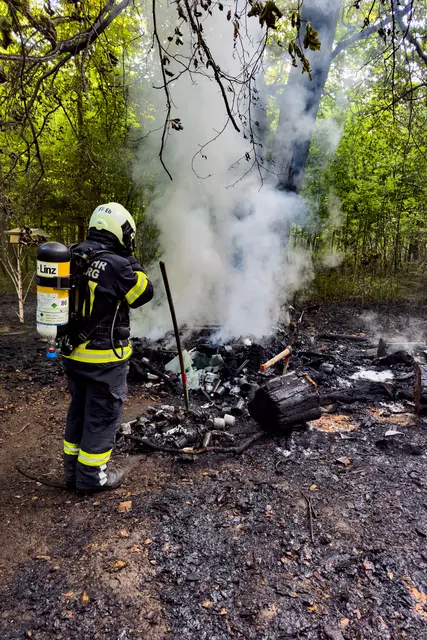 Der Brand des Unterstandes konnte rasch gelöscht werden. | Foto: FOTOKERSCHI / WERNER KERSCHBAUMMAYR