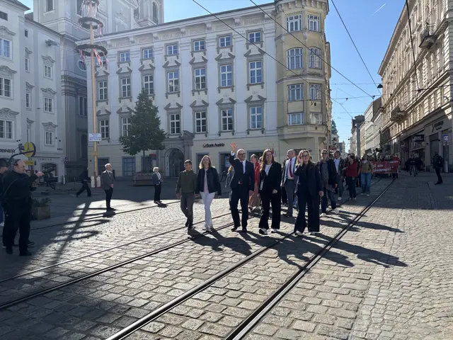 Das Linzer Stadtregierungsteam rund um Bürgermeister Dietmar Prammer zog an der Spitze des heutigen Maiaufmarschs auf den Linzer Hauptplatz ein. | Foto: MeinBezirk/Gschwandtner