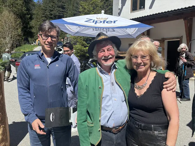 GF Thomas Fleischhacker vom Hochzeiger mit dem "Zirbensepp" und seiner Roswitha in Feierlaune. | Foto: Perktold