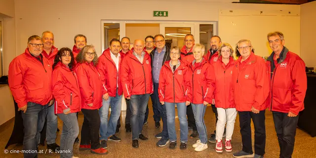 Aktiver Gemeinderat mit Bürgermeister , Vizebürgermeister und Altbürgermeister Erich Klein und Susanne umrahmen Willi Mernyi (blau gekleidet). | Foto: cine-motion.at / R. Ivanek