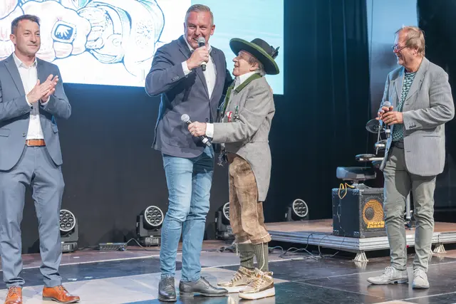 Auch 40 Jahre danach ein Landeshauptmann auf der Bühne: Alex Rehak und Mario Kunasek.