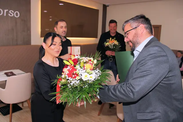 Von Hannes Buchhauser und Jochen Bocksruker gab es Blumengrüße. | Foto: Cescutti