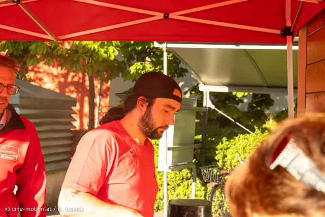 Gemeinderat Bernhard Mollik stellte sich als Grillmeister dar. | Foto: cine-motion.at / R. Ivanek