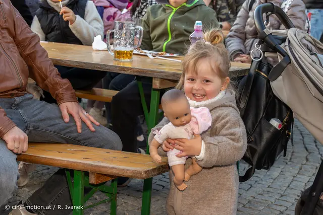 Leni überbrückte die Zeit der Reden mit Ihrer Puppe. | Foto: cine-motion.at / R. Ivanek