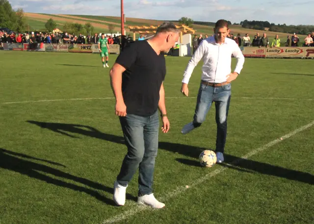 Nach dem Ehrenankick, waren die Akteure gefragt. | Foto: Peter Seper
