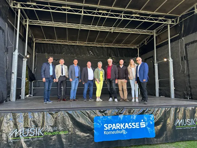 Ja, auf der neuen Bühne steht es sich gut, stellten unter anderem die Bürgermeister Friedrich Vinzens, Magdalena Batoha und Johannes Stuttner sowie Sparkassen-Vorstand Armand Drobesch und Wolfgang Peterl von der Sparkassen Privatstiftung fest. | Foto: Fritsch