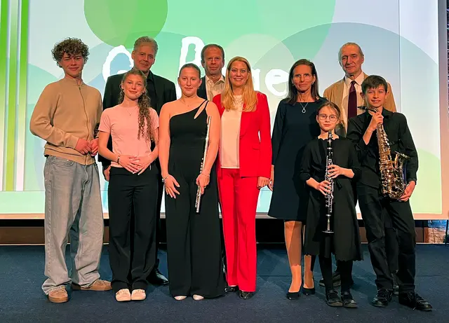 Bildungslandesrätin Daniela Winkler war von den Darbietungen der Schülerinnen und Schüler des Gymnasiums Neusiedl am See beim Musical-Projekt Q-Rage begeistert. | Foto: Büro LRin Winkler/Andreas Tschida
