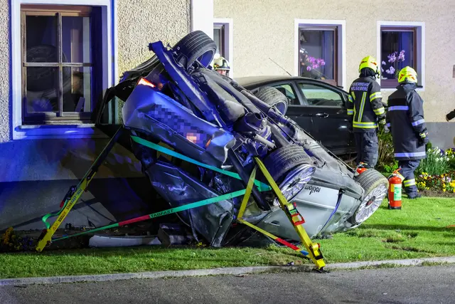 Das Auto des 17-Jährigen überschlug sich. Er wurde im Auto eingeklemmt. | Foto: Laumat.at/Matthias Lauber