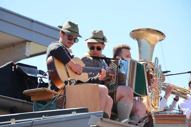 Die Musiker spielten auf dem Vordach des Musikerheims.