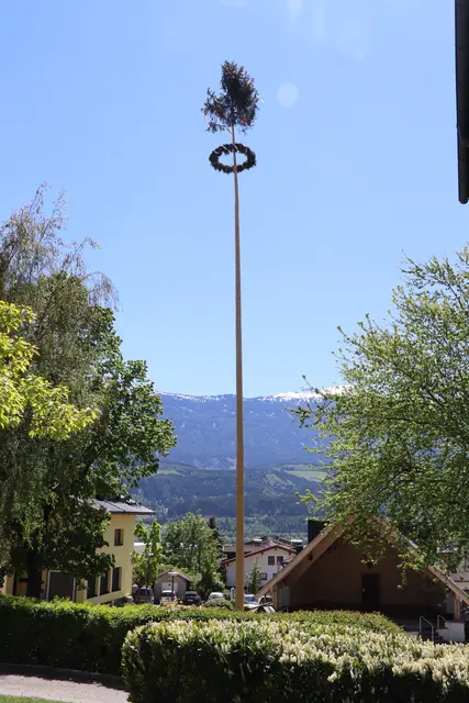 Der festlich geschmückte Maibaum zieht auch abseits des Festgeländes viele Blicke auf sich. | Foto: Kendlbacher