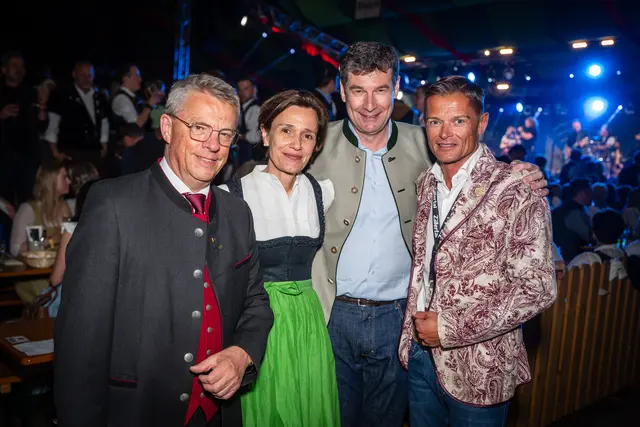 Die Veranstalter freuen sich, dass es endlich losgeht: v.l. Robert Pramstrahler (Bürgermeister Zell am Ziller), Eva Lechner (Geschäftsführerin Zillertal Bier), Martin Lechner (Geschäftsführer Zillertal Bier), Ferdinand Lechner (Obmann TVB Zell-Gerlos, Zillertal Arena). | Foto: Allaweil